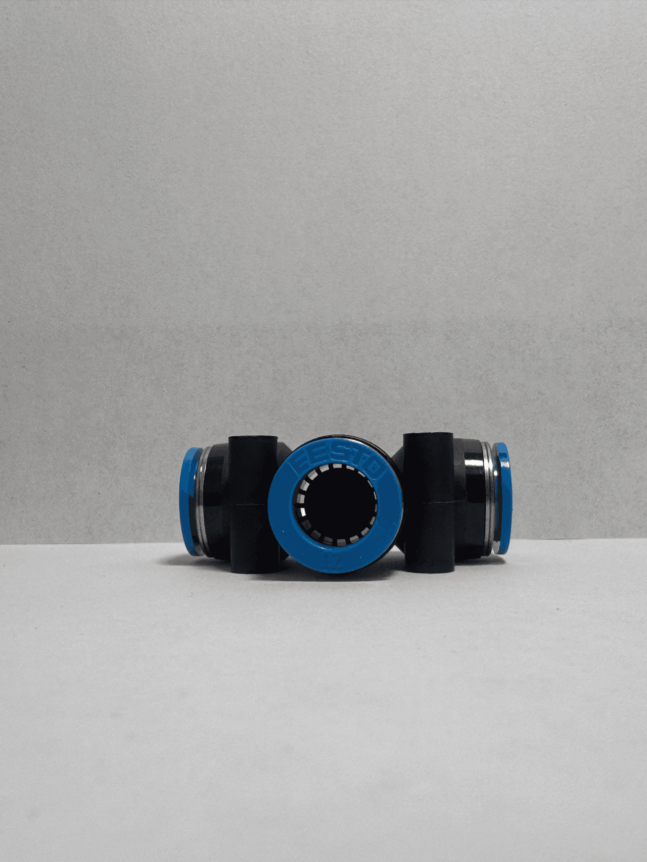 QST-12 — vista frontal del racor push-in en T Festo con marca y calibre 12, AZ Control Monterrey