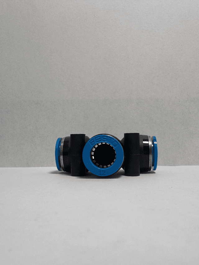 QST-12 — vista frontal del racor push-in en T